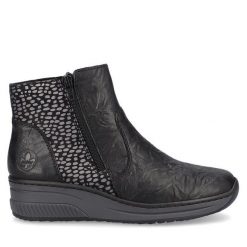 Botki Rieker. Czarne botki Rieker, bez wzorów, bez obcasa, na koturnie, bez zapięcia. Za 199.99 zł.