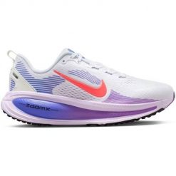 Buty do biegania damskie Nike Vomero 18. Białe buty do biegania Nike, bez wzorów, bez zapięcia, do biegania. Za 906.00 zł.