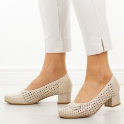 Beżowe ażurowe skórzane czółenka damskie Cambell 19415. Brązowe czółenka Cambell, na jesień, z aplikacjami, ze skóry, eleganckie, z okrągłym noskiem, bez obcasa, na obcasie, bez zapięcia. W wyprzedaży za 201.52 zł.