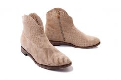 BIOECO BY ARKA 7586 cappucino, botki damskie. Brązowe botki Bioeco by Arka, w ażurowe wzory, ze skóry, bez obcasa, na obcasie, bez zapięcia. Za 246.94 zł.