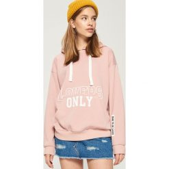 Bluza oversize z kapturem - Różowy. Bluzy marki Sinsay. W wyprzedaży za 39.99 zł.