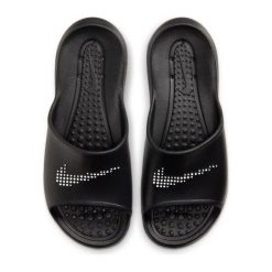 Klapki basenowe damskie Nike Victori One Slide. Czarne klapki Nike, bez wzorów, z materiału, bez obcasa, bez zapięcia. Za 259.00 zł.
