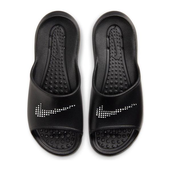 Klapki basenowe damskie Nike Victori One Slide. Czarne klapki Nike, bez wzorów, z gumy, bez obcasa, bez zapięcia. Za 222.00 zł.
