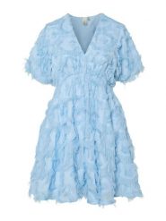 YAS Sukienka koktajlowa Pazylla 26037234 Błękitny Loose Fit. Niebieskie sukienki YAS, bez wzorów, z syntetyku, wizytowe, bez kołnierzyka, bez ramiączek. Za 349.99 zł.