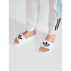 Klapki adidas. Białe klapki adidas, bez wzorów, sportowe, bez obcasa, bez zapięcia. Za 101.99 zł.