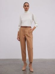 BGN Spodnie w kolorze jasnobrązowym rozmiar: 36. Brązowe spodnie materiałowe BGN, bez wzorów, z materiału. Za 131.12 zł.