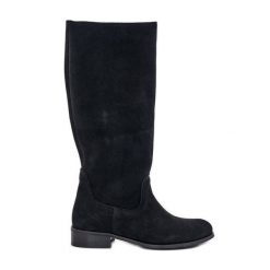 Lewski Shoes Zamszowe Kozaki Damskie Do Połowy Łydki Na Zamek Lewski 3616 Czarne. Czarne kozaki bez wzorów, z zamszu, klasyczne, bez obcasa, na płaskiej podeszwie, bez zapięcia. Za 585.90 zł.