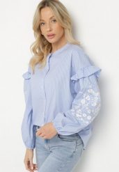 Niebieska Bawełniana Koszula Bez Kołnierzyka Zdobiona Falbankami i Haftem Rivvia. Niebieskie koszule Born2be, l, z aplikacjami, z bawełny, eleganckie, bez kołnierzyka, bez ramiączek. W wyprzedaży za 127.49 zł.