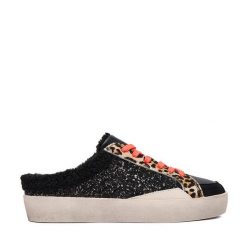 Klapki Eva Minge. Czarne klapki Eva Minge, bez wzorów, bez obcasa, bez zapięcia. Za 379.99 zł.