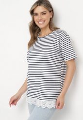 Biało-Granatowy T-shirt Bawełniany w Paski z Ozdobną Koronką Priscaia. Białe t-shirty Born2be, l, bez wzorów, z bawełny, bez kołnierzyka, bez ramiączek. Za 79.99 zł.