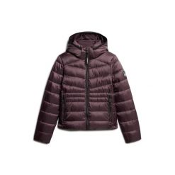 Damska ocieplana kurtka puchowa Superdry Fuji Quilt. Czerwone kurtki Superdry, bez wzorów, z puchu, bez kaptura. W wyprzedaży za 410.75 zł.
