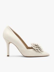 Kremowe ślubne czółenka z kwiatem. Brązowe czółenka Ryłko, bez wzorów, z gumy, ze szpiczastym noskiem, bez obcasa, na obcasie, bez zapięcia. Za 449.99 zł.