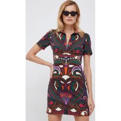 Desigual sukienka kolor czarny mini prosta. Czarne sukienki Desigual, na co dzień, m, bez wzorów, bez kołnierzyka, bez ramiączek, mini, proste. W wyprzedaży za 324.99 zł.