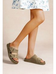 Foreverfolie Klapki w kolorze khaki rozmiar: 40. Brązowe klapki Foreverfolie, bez wzorów, klasyczne, z otwartym noskiem, bez obcasa, bez zapięcia. Za 127.35 zł.