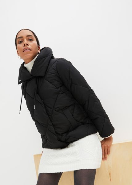 Kurtka pikowana z kapturem. Czarne kurtki bonprix, bez wzorów, z kapturem. Za 249.99 zł.