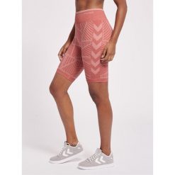 Damskie półwysokie spodenki typu bib Hummel MT Energy. Fioletowe szorty sportowe Hummel, bez wzorów, z dżerseju, na fitness i siłownię. Za 150.00 zł.