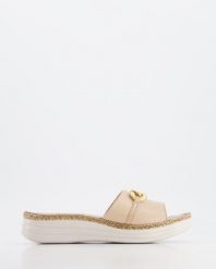 BEŻOWE KLAPKI 221665 BEIGE. Brązowe klapki Venezia, bez wzorów, ze skóry, bez obcasa, bez zapięcia. Za 149.00 zł.