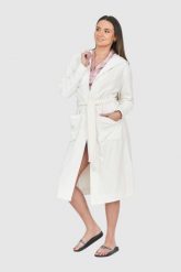 JUICY COUTURE Welurowy szlafrok w logo z kapturem. Białe szlafroki damskie Juicy Couture, s, bez wzorów, z weluru, bez ramiączek. W wyprzedaży za 399.99 zł.