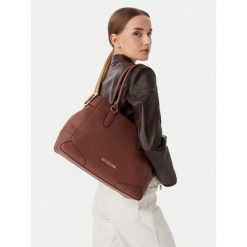 Torebka LOVE MOSCHINO. Brązowe torebki klasyczne Love Moschino, bez wzorów, klasyczne, bez dodatków. Za 1,059.00 zł.