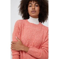 Vero Moda sweter damski kolor czerwony lekki. Czerwone swetry Vero Moda, l, bez wzorów, bez ramiączek. Za 119.99 zł.