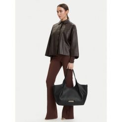 Torebka LOVE MOSCHINO. Czarne torebki klasyczne Love Moschino, bez wzorów, klasyczne, bez dodatków. Za 1,049.00 zł.