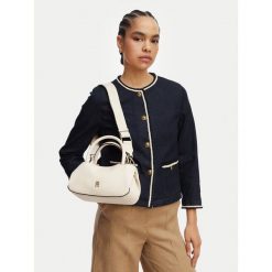 Torebka Tommy Hilfiger. Białe torebki klasyczne Tommy Hilfiger, bez wzorów, klasyczne, bez dodatków. Za 489.99 zł.