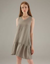 Lniana sukienka z haftowanym zdobieniem. Sukienki Unisono, na imprezę, s, z aplikacjami, z tkaniny, bez kołnierzyka, bez ramiączek, rozkloszowane. Za 159.00 zł.
