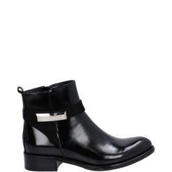 CZARNE BOTKI LAKIEROWANE 70665 TOSCA NERO. Czarne botki Venezia, bez wzorów, z lakierowanej skóry, bez obcasa, bez zapięcia. Za 279.00 zł.