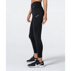 Legginsy z kieszeniami Carpatree Libra czarne. Czarne legginsy Carpatree, bez wzorów, z materiału, sportowe. W wyprzedaży za 164.99 zł.