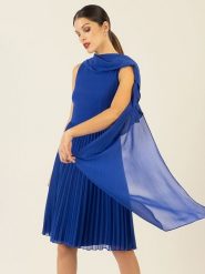 APART Sukienka w kolorze niebieskim rozmiar: 44. Niebieskie sukienki Apart, na co dzień, bez wzorów, bez kołnierzyka, bez ramiączek, mini, proste. Za 246.53 zł.