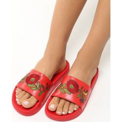 Czerwone Klapki Rosebud. Klapki marki Born2be. Za 49.99 zł.