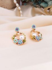 Pierres de Jade Pozłacane kolczyki-wkrętki z perłami i cyrkoniami rozmiar: onesize. Różowe kolczyki Pierres de Jade, z cyrkonią, pozłacane. Za 56.99 zł.