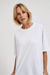 Bluzka oversize z okrągłym dekoltem biała. Białe bluzki MOODO, s, bez wzorów, bez kołnierzyka, bez ramiączek. W wyprzedaży za 19.99 zł.