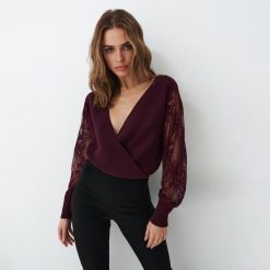 Sweter z koronkowymi rękawami - Bordowy. Czerwone swetry Mohito, l, bez wzorów, z koronki, bez ramiączek. W wyprzedaży za 99.99 zł.