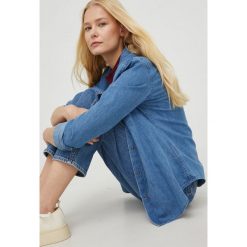 Lee koszula jeansowa damska regular z kołnierzykiem klasycznym. Niebieskie koszule Lee, l, bez wzorów, z jeansu, klasyczne, bez kołnierzyka, bez ramiączek. Za 269.99 zł.