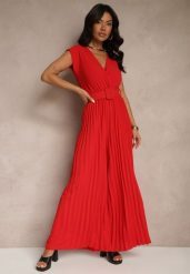 Czerwony Kopertowy Kombinezon Wide Leg Zdobiony Plisami i Paskiem z Klamrą Salirella. Czerwone sukienki Renee, na co dzień, l, z aplikacjami, eleganckie, bez kołnierzyka, bez ramiączek, kopertowe. W wyprzedaży za 83.99 zł.