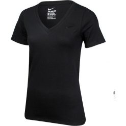 Nike T-Shirt damska Women's NSW Tee Vneck Tutura Swoosh czarna r. XS (826580 010). T-shirty marki Nike. Za 63.75 zł.