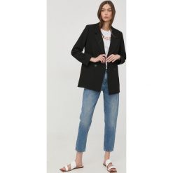 BOSS jeansy damskie high waist. Niebieskie jeansy Boss, bez wzorów, z denimu, z podwyższonym stanem. Za 699.99 zł.