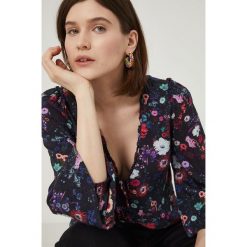 Medicine Koszula damska kolor czarny w kwiaty. Czarne koszule MEDICINE, l, bez wzorów, z tkaniny, bez kołnierzyka, bez ramiączek. W wyprzedaży za 49.90 zł.