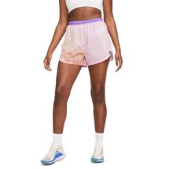 Odzież Nike. Czerwona szorty Nike, bez wzorów. Za 312.99 zł.