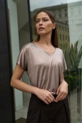 Bluzka z błyszczącego materiału różowa. Czerwone bluzki MOODO, l, bez wzorów, z elastanu, bez kołnierzyka, bez ramiączek. Za 89.99 zł.