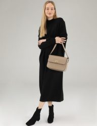 Luźna sukienka z dzianiny. Czarne sukienki Unisono, s, bez wzorów, z dzianiny, bez kołnierzyka, bez ramiączek. Za 259.00 zł.