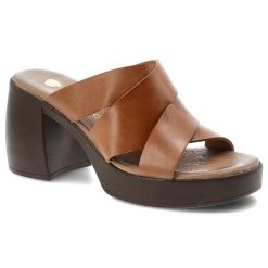 Klapki damskie Armodo, cholewka ze skóry naturalnej z szerokimi krzyżującymi się paskami wsuwany fason odkryty przód masywna platforma i stabilny obc. Brązowe klapki Armodo, bez wzorów, ze skóry, bez obcasa, na obcasie, bez zapięcia. Za 289.00 zł.