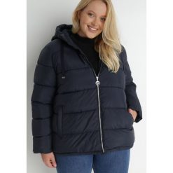 Granatowa Kurtka z Kapturem Pikowana Bauwens. Niebieskie kurtki Born2be, na zimę, plus size, bez wzorów, z jeansu, z kapturem. W wyprzedaży za 153.99 zł.