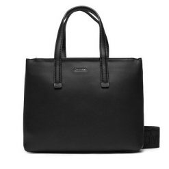 Torebka Calvin Klein. Czarne torebki klasyczne Calvin Klein, bez wzorów, klasyczne, bez dodatków. Za 329.99 zł.