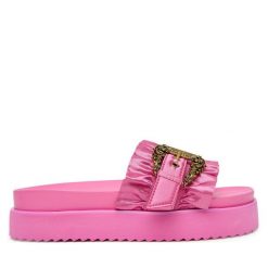 Klapki Versace Jeans Couture. Czerwone klapki Versace Jeans Couture, bez wzorów, z jeansu, bez obcasa, bez zapięcia. Za 859.99 zł.