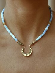 Taboo Pozłacany naszyjnik z elementem ozdobnym - dł. 40 cm rozmiar: onesize. Niebieskie naszyjniki Taboo, z materiału, z opalem, pozłacane. Za 213.69 zł.