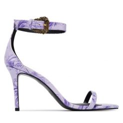 Sandały Versace Jeans Couture. Fioletowe sandały Versace Jeans Couture, bez wzorów, z jeansu, bez obcasa, na szpilce, bez zapięcia. Za 989.99 zł.