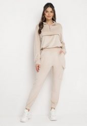 Jasnobeżowy Welurowy Komplet Dresowy Bluza z Ozdobną Kieszenią i Luźne Spodnie z Kieszeniami Whisperia. Brązowe bluzy Born2be, m, bez wzorów, z dresówki, eleganckie, bez ramiączek, bez kaptura. W wyprzedaży za 72.24 zł.