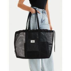 Torebka Guess Jeans. Czarne shopper bag Guess Jeans, z aplikacjami, z jeansu, bez dodatków. Za 159.99 zł.